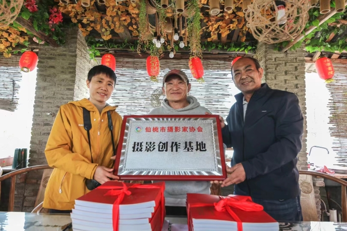 2023年3月12日，仙桃市摄影家协会在毛嘴镇福宁书院举行摄影创作基地授牌仪式，并向书院赠送摄影画册。