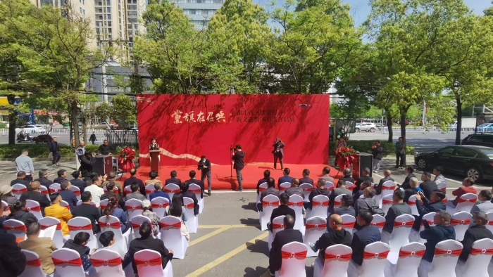 2023年4月9日，由湖北省书法家协会、仙桃市委宣传部主办，湖北省书法家协会新文艺群体工作委员会、仙桃市文联承办的“党旗在召唤——湖北省书协新文艺群体书法作品展”在仙桃市图书馆开幕。