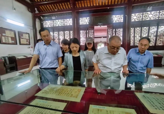7月23日至25日，中国文联党组成员、副主席董耀鹏（右二）一行来到襄阳，调研基层文联组织建设和文艺工作。市委常委、宣传部部长陈剑（右三）陪同调研。