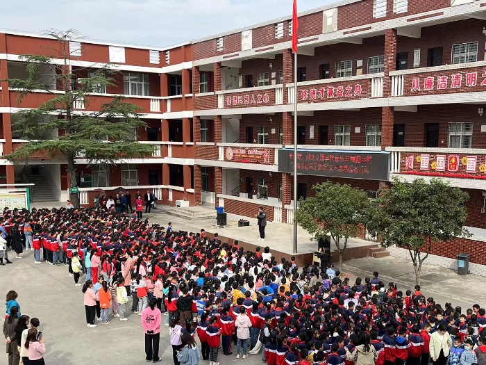 10月13日，襄阳市文联、湖北文理学院音乐与舞蹈学院主办、市音乐家协会承办的“开启你的音乐梦想”文艺志愿服务活动启动仪式在南漳县胡营中心小学举行。