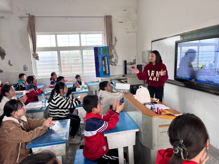 10月13日，“开启你的音乐梦想”文艺志愿服务活动启动仪式在南漳县胡家营中心小学举行，音乐志愿者为学生开设音乐课。