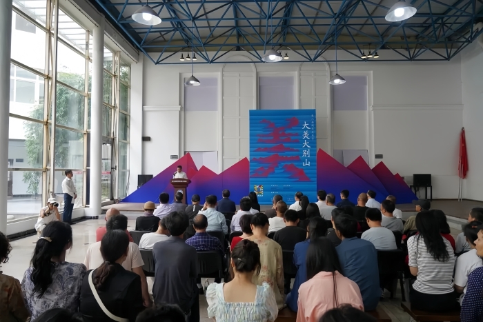 9.9月27日，第八届湖北美术节“大美大别山”美术作品展在黄冈师范学院开幕。