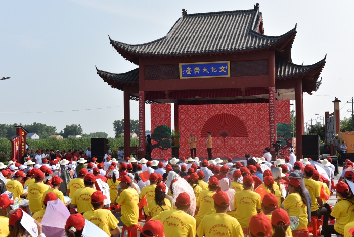 6月21日，由省文联主办，省文艺志愿者协会、荆州市文联、中共石首市委宣传部承办的“美好生活 共同缔造 荆楚‘红色文艺轻骑兵’文艺惠民演出活动”在石首市东升镇新港口村举行