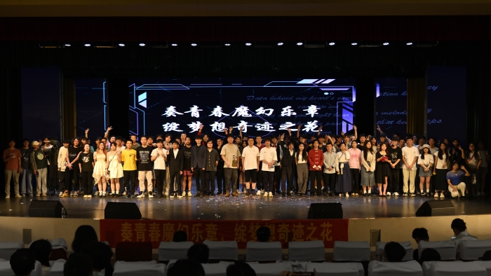 5月28日，举办“奏青春魔幻乐章，绽梦想奇迹之花”湖北省魔术师协会进校园魔术专场晚会