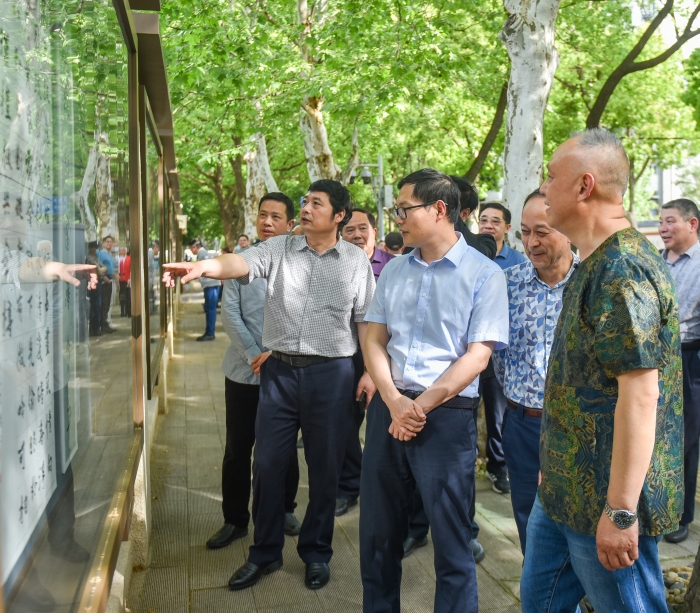 4月16日，“书道三人行”唐风华、唐传林、唐汝元书法作品展在湖北省文联湖北文艺之窗展出 （杨思颖 摄）