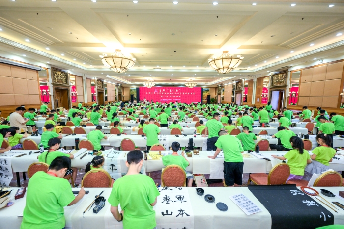 7月24日至8月15日期间，由湖北画报社、长江书画教育推广中心共同主办的首届“长江杯”全国少年儿童现场书画大会现场总决赛分别在南京和北京两个赛区举行。