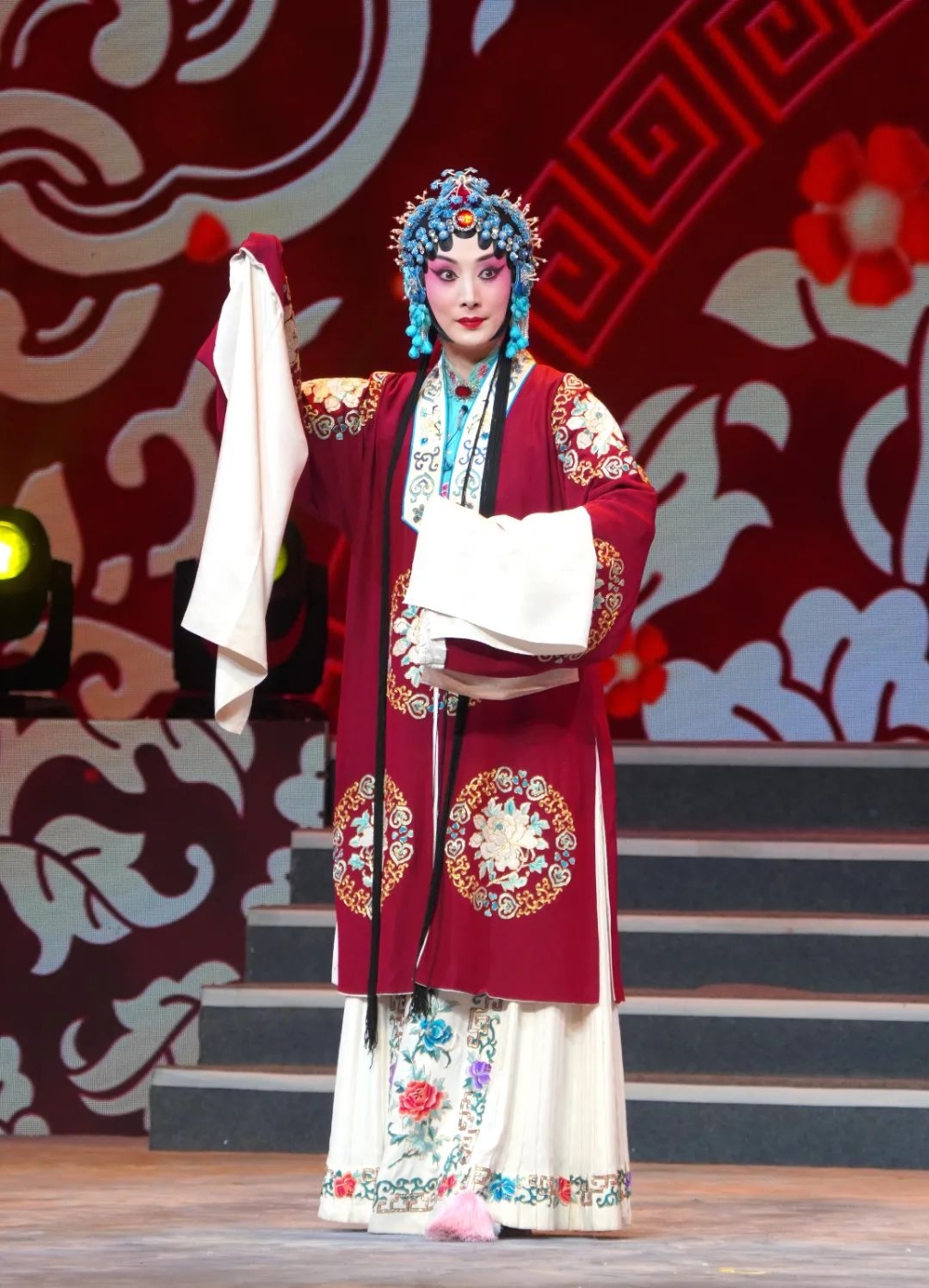 2.荣获“大牡丹花”称号的演员潘欣表演《穆桂英挂帅》片段.jpg