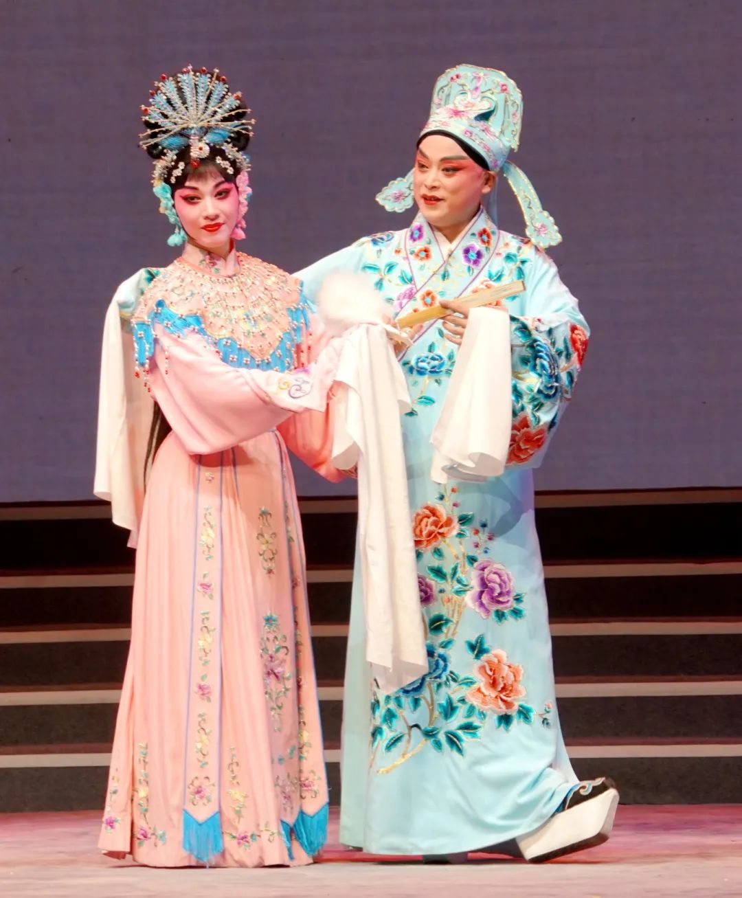 7.荣获“牡丹花”称号的演员朱昌敏（左）、柳建兵（右）表演《访友》片段.jpg