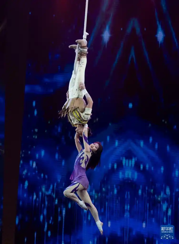 武汉杂技团节目《山之神——立绳》.png